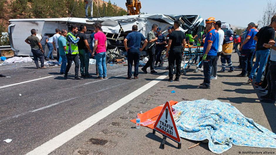 بينهم صحفيون ومسعفون وعناصر إطفاء.. مقتل وجرح العشرات في حادث سير بتركيا