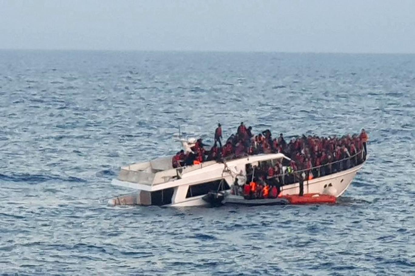 انتشال 10 جثث وإنقاذ 72 مهاجرا إثر غرق قارب قبالة تونس