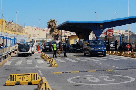 المسافرون العابرون لمركز باب سبتة يعيشون “جحيم” مرور حقيقي؛ جراء ساعات الانتظار الطويل
