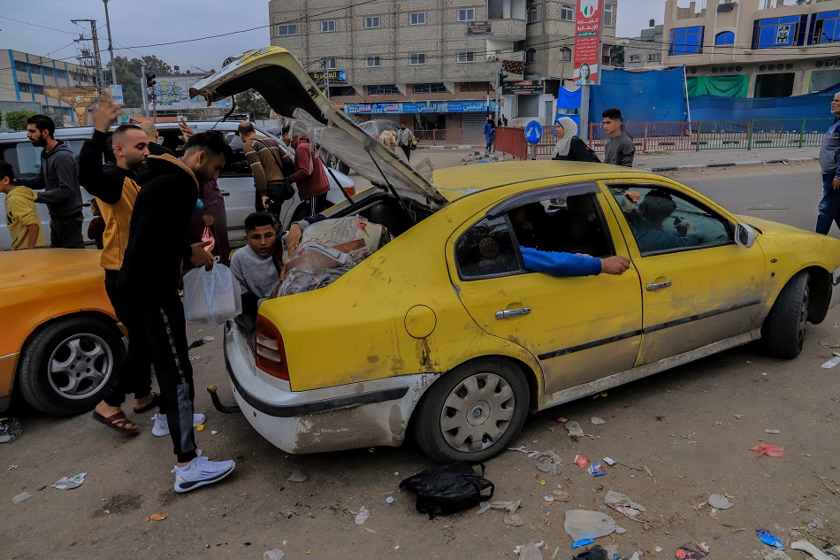سكان غزة يشغلون سياراتهم بزيت الطهي بسبب نفاد الوقود
