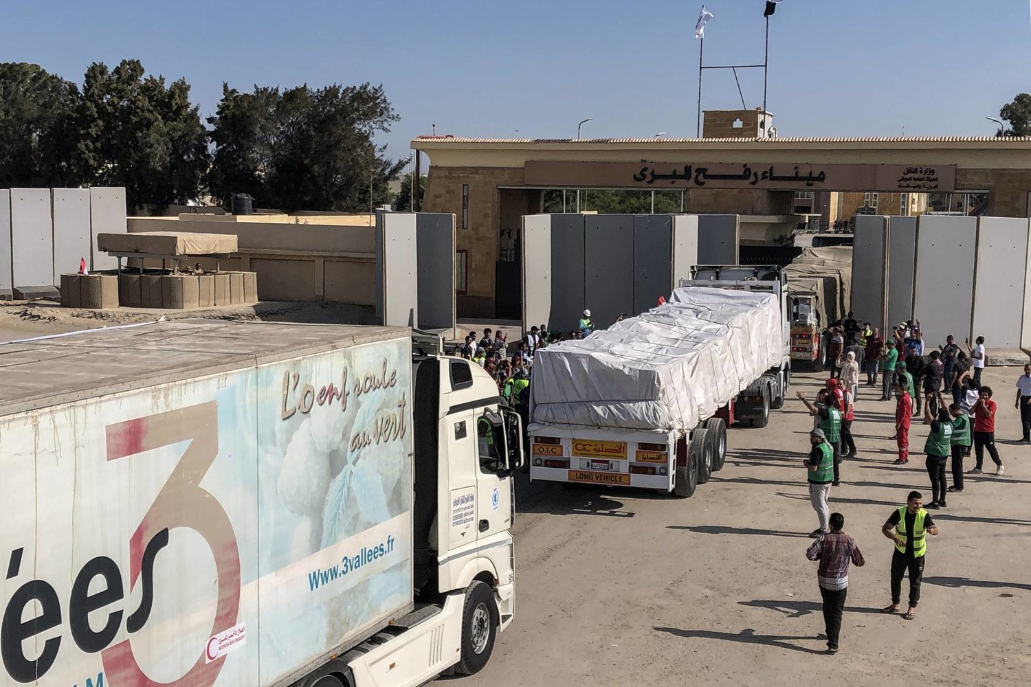 مصادر : قريبا ستدخل 400 شاحنة يوميا لغزة