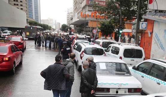 الأخبار: احتجاج بالبيضاء ضد سحب مأذونية من سائق طاكسي