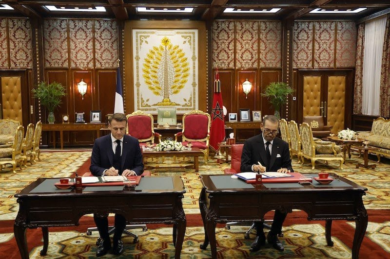 صاحب الجلالة الملك محمد السادس والرئيس الفرنسي إيمانويل ماكرون يوقعان بالرباط الإعلان المتعلق بالشراكة الاستثنائية الوطيدة بين المغرب وفرنسا