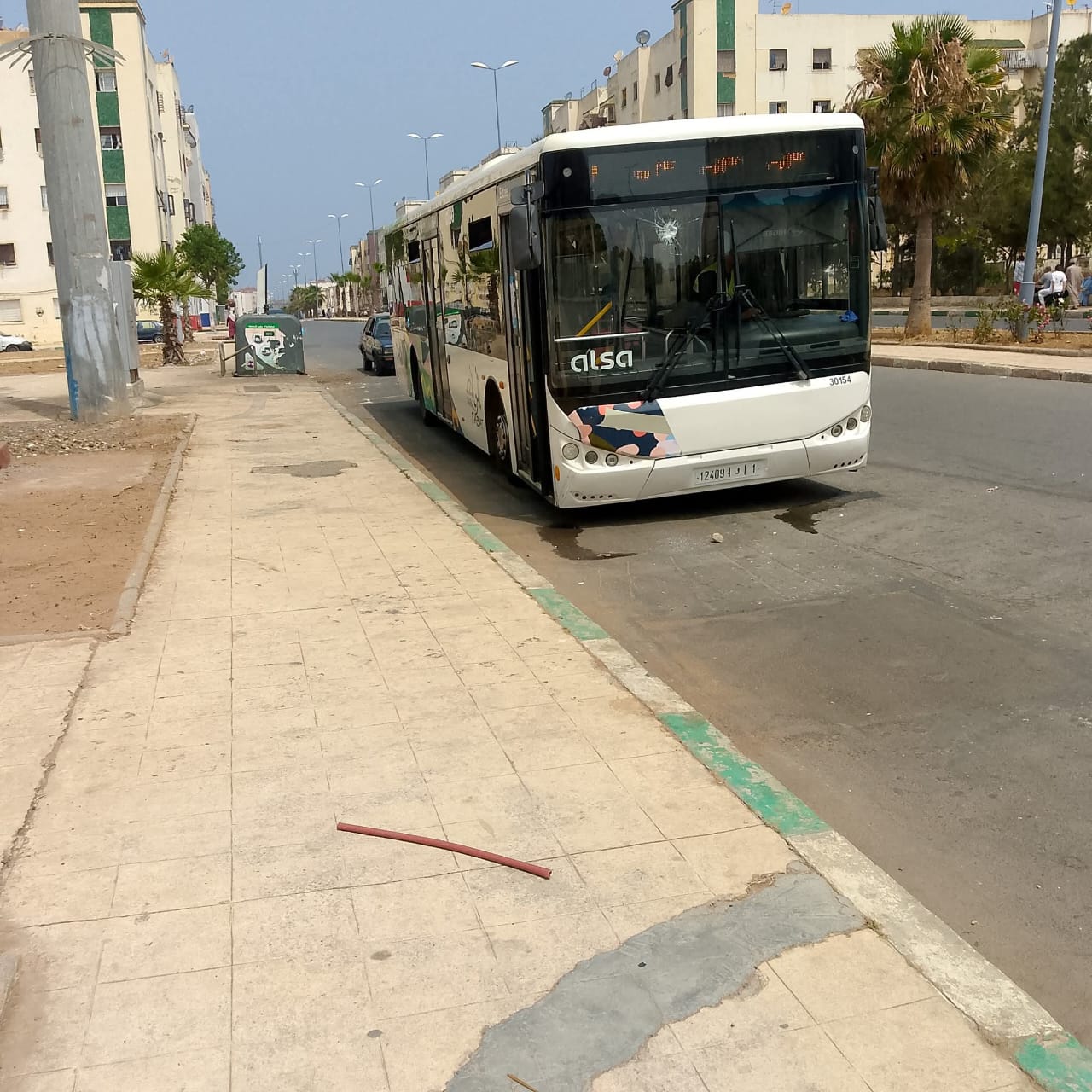 مرة أخرى …تكسير حافلة للنقل الحضري الزا بالقرب من مقاطعة المحيط بسلا..