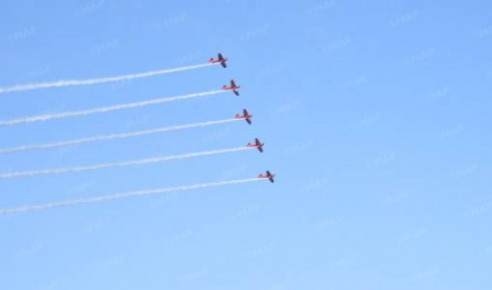 احتفاء بعيد الشباب المجيد .. فرقة “المسيرة الخضراء” للطيران الاستعراضي تقدم عرضا مدهشا في سماء المضيق ومرتيل