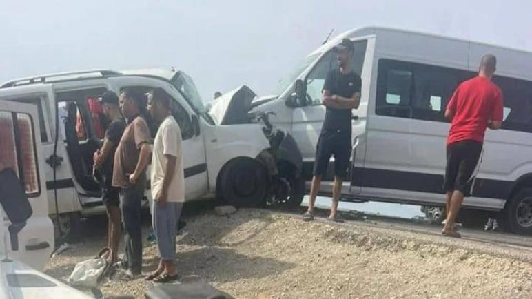 حصيلة حادث السير بالقصر الصغير ترتفع إلى قتيلين وعشرات المصابين
