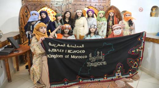 “Zagora embrasse la magie du désert : la Designer-styliste internationale Fatima Zahra Filali Idrissi brille lors d’un défilé de mode historique”