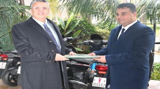 وزير العدل يشرف على عملية توزيع الدراجات النارية المخصصة لفائدة الموظفين المكلفين بمهام التبليغ والتنفيذ