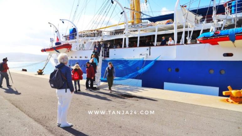 على متنها 130 سائحا .. “رويال كليبر” تعيد النشاط السياحي لميناء طنجة