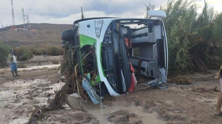 انجراف حافلة للركاب بفعل السيول على مستوى واد طاطا .. مصرع شخصين و14 في عداد المفقودين