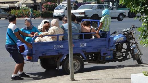 التريبورتور وسيلة نقل الطلبة لمدينة الكفاءات والمهن بمدينة تمسنا أين وزير الإدماج الاقتصادي السكوري و السلطات العمومية وإدارة التكوين المهني لإيجاد الحل